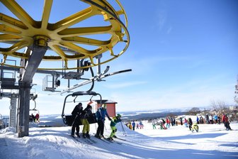 Alle Lifte in der Skiwelt Schöneck ab Mittwoch in Betrieb - Erlbach verschiebt Saisonstart - Der Vierer-Sessellift in Schöneck ist von 9 bis 18 Uhr in Betrieb.