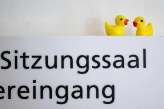 Alle meine Entchen: Wie kleine bunte Plastikfiguren ein ganzes Rathaus erobern - Entchen auf einem Hinweisschild im Ulmer Rathaus.