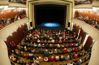 Vor leeren Reihen spielen die Theater - wie hier in Heidelberg - noch nicht. Aber gerade ein jüngeres Publikum fühlt sich von den Angeboten der Bühnen ihrer Region nicht angesprochen. 37 Prozent der Befragten einer Forsa-Studie geben gar an, noch nie ein Ballett oder eine Oper besucht zu haben.