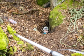 Alle Rettungsversuche in der Sächsischen Schweiz bislang vergeblich: Wo ist Hund Baldur? - Höhlenretter der Bergwacht Sachsen haben sich auf der Suche nach Jagdterrier Baldur in der Sächsischen Schweiz vorsichtig Meter für Meter in einen Dachsbau vorgegraben - leider vergeblich.