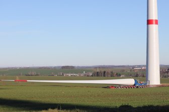 Alle Rotorblätter an Windrad-Baustelle bei Wiederau eingetroffen - Der dritte Rotorflügel liegt im Windpark an der Windenergieanlage.