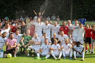 "Alle sind heiß auf den Verein" - Wer eine so souveräne Saison spielt, darf auch ausgelassen feiern: Die erste Mannschaft der SG Neukirchen tat dies nach dem Kreispokalsieg gegen den VfB Fortuna Chemnitz II. 
