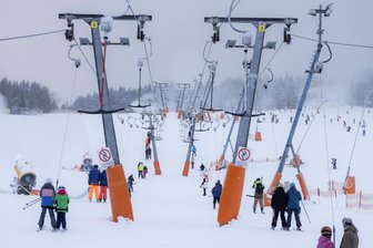 Alle Skilifte am Fichtelberg in Betrieb: Winterwetter lockt Besucher trotz Sturm nach Oberwiesenthal - Seit Freitag sind am Fichtelberg auch die beiden Schlepplifte am Haupthang geöffnet und damit alle Liftanlagen erstmals in diesem Winter in Betrieb.