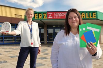 "Alle Spiele waren Höhepunkte" - Antje Pflug (links) und Julia Krauße vom HC Glauchau/Meerane präsentieren vor einem Heimspiel des Handball-Zweitligisten EHV Aue die Utensilien des Kampfgerichts vor der Erzgebirgshalle.