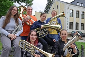 Alle spielen Blasmusik: Diese Familie aus Lichtenstein hat richtig viel Puste - Die sechsköpfige Familie Thiele vor dem Haus des Musikvereins in Lichtenstein. Die fünf Frauen spielen in Lichtenstein mit, Vater Frank unter anderem beim Oelsnitzer Bergmusikkorps.