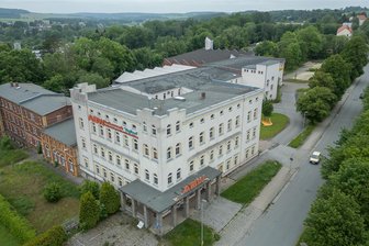 Alle unter einem Dach: Feuerwehr und Co. in Falkenstein bekommen Fotovoltaik-Anlage - Unter diesem Haus wohnen in Falkenstein viele Parteien. Das Haus soll eine Fotovoltaik-Anlage erhalten.