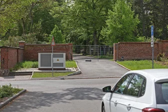 Alle warten auf ein Tor: Warum die Nordzufahrt zum Zwickauer Hauptfriedhof nicht zu Potte kommt - Geöffnet und wieder zugemacht: Die in die Mauer des Hauptfriedhofs gebrochene Lücke versperren jetzt Bauzäune. Wann das dafür geplante Tor kommt, steht in den Sternen.