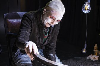 „Alle warten darauf, dass wir endlich sterben“: Generationenkonflikt auf Theaterbühne im Erzgebirge - Marie-Louise von Gottberg als Dragica in der Inszenierung „Mein Du“ am Winterstein-Theater in Annaberg-Buchholz. Ein Stück über die Anerkennung der Lebensleistungen von Frauen.