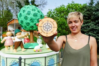 Alle Wege führen nach Grünhainichen: Wildensteiner Sternwanderung erlebt ihre Premiere - Auf diesem Kompass aus Pappe, den Mitorganisatorin Lisa Lehnert an der Grünhainichener Spieldose präsentiert, wird jede bewältigte Station markiert. Insgesamt warten sieben.