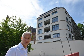 Alle Wohnungen im Chemnitzer Poelzig-Bau ausverkauft - sie kosten bis zu 3300 Euro pro Quadratmeter - Die Immobilienfirma Hansa Real Estate aus Leipzig mit ihrem Vorstand Eckhard Stiegele hat die ehemalige Textilfabrik Goeritz mit dem von Architekt Hans Poelzig errichteten Anbau an der Ulmenstraße sanieren lassen. Zudem wurde am Fuße des Kaßbergs ein neuer Anbau an die Altgebäude errichtet.