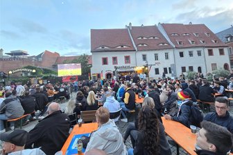 Alle wollen Deutschland sehen: Brauhaus Zwickau von Ansturm auf Public Viewing am Domhof völlig überrumpelt - Rappelvoll waren die Plätze beim Public Viewing, das die Brauhaus-Wirte organisiert hatten.