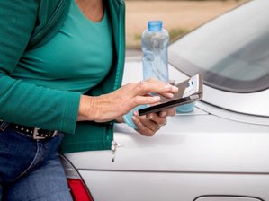 Alle zwei Stunden rasten bei längerer Autotour -  
          Wer lange mit dem Auto unterwegs ist, sollte regelmäßig Pause machen.