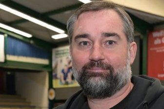 "Allein die Nominierung ehrt mich sehr" - Stephan Swat in seinem "zweiten Zuhause": In der Lößnitzer Erzgebirgshalle jubelt und leidet er mit seinem EHV - und schlüpft nach seiner schweren Corona-Erkrankung in eine neue Rolle.