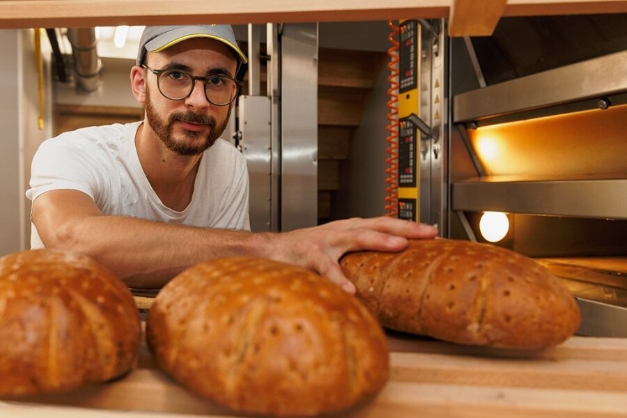 Allein in der Backstube: Dieser Bäckermeister aus dem Erzgebirge kämpft um sein Geschäft - Philipp Einenkel hat sich vor einem Jahr selbstständig gemacht. Mit "Philipps Backstübel" in Wiesa erfüllte er sich einen Traum. 