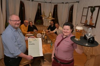 Allein ins Restaurant: So reagieren Sachsens Gastronomen auf den Trend - Heiko Schmidt und rechts Mitarbeiterin Vladimira Mala freuen sich über Gäste an ihrem Mischtisch in der Köhlerhütte im Erzgebirge.