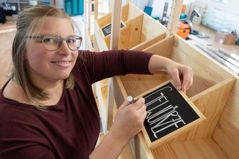 „Allein ist das nicht zu schaffen“: Wie eine Geschäftsfrau in Etzdorf ihren neuen Laden zum Laufen bringt - Melanie Lomtscher bereitet die Eröffnung ihres Ladens in Etzdorf vor.