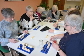 „Allein sitzt man ja nur vor der Glotze“: Was Chemnitzer Seniorentreffs für die Menschen bedeuten - Spielenachmittag im Bürgerzentrum Leipziger Straße 39.