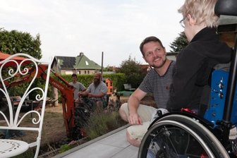 Alleine raus ins Grüne - Henrys Herzenswunsch wird wahr - Bis jetzt musste Ralf Hemmerling seinen Sohn Henry immer in den Garten tragen, doch das wird immer beschwerlicher. Damit ist jetzt bald Schluss. Die Bauarbeiten laufen schon. 