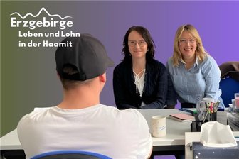 Alleinerziehend und arbeitslos im Erzgebirge: „Überleben funktioniert, aber gönnen können wir uns nichts“ - Der 23-jährige Manuel Tauber sitzt vor den Tandem-Mitarbeiterinnen Isabel Guderle (links) und Cindy Hunger (rechts).