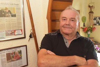 Alleinunterhalter in Sachen Mundart - Gert Weigelt ist seit vielen Jahren als Alleinunterhalter in Sachen Mundart unterwegs. In seinem Haus in Mauersberg sammelt er Beiträge über seine Auftritte wie diese, die in der "Freien Presse" erschienen sind. 