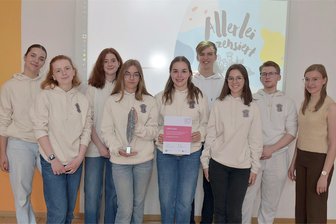 „Allerlei unzensiert“: Im Vogtland erscheint Sachsens beste digitale Schülerzeitung - Die Reaktion von "Allerlei unzensiert": Jette Wildschütz, Klara Zuber, Hannah Voigt, Anni Flessa, Lily Schäfer, Kai Neubert, Leni Grimm, Maurice Sonntag und Lehrerin Saskia Mahler (von links).