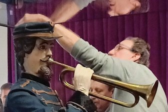 Allerletzte Ausnahme: Husar mit Trompete aus Schwarzenberg noch einmal auf Reisen - Gut angekommen im Deutschen Romantik-Museum in Frankfurt (Main): Der reichlich 200 Jahre alte Trompeter-Automat aus Schwarzenberg wird aufgestellt.