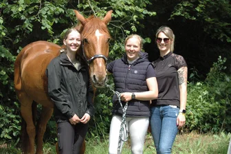 Alles andere als ein Herzensbrecher: Jennifer Barth und Casanova sind seit Jahren ein Dreamteam - Jennifer Barth (M.) und Casanova waren mit den Reitfreundinnen Helen Käseberg (l.) und Doreen Petzold beim Pfingstturnier dabei.