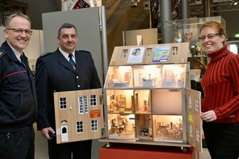 Alles andere als ein normales Puppenhaus - warum es im Zwickauer Museum jetzt qualmt - Nils Eichhorn, der Leiter des Feuerwehramtes Zwickau, Brandamtmann Lutz Rose und Museumsleiterin Alexandra Hortenbach (von links) zeigen die neue Ausstellung.
