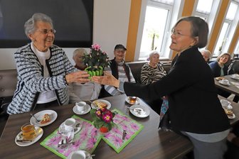 Alles andere als veraltet: Seniorenclub in Niederbobritzsch feiert quicklebendig sein 30. Jubiläum - Clubchefin Christine Konietzko (r.) beglückwünscht Helga Kunze zur Alterspräsidentschaft des Seniorenclubs "Bobritzschtal" in Niederbobritzsch.