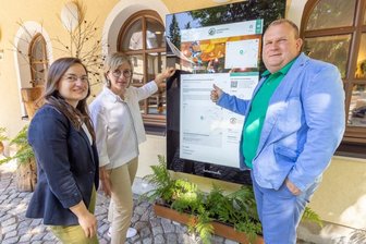 Tourismuskoordinatorin der Greifensteinregion Corinna Bergelt zusammen mit Silke Franzl und Knut Schreiter (von links).