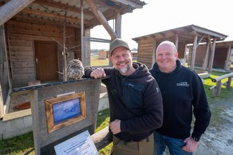 Alles auf Flugmodus: Falknerei Herrmann in Plauen startet in die Freiflugsaison - Der kleine Steinkauz Zeus, Falkner Hans-Peter Herrmann (links) und Steffen Hegner an der Steinkauz-Voliere.