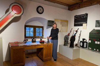 Alles auf Schiene? 150 Jahre Flöhatalbahn und was sie Marienberg gebracht hat – und noch bringen kann - Die Leiterin des Bergmagazins, Janet Franke-Reichel, präsentiert in der neuen Sonderausstellung ein altes Dienstzimmer eines Fahrdienstleiters der Flöhatalbahn.