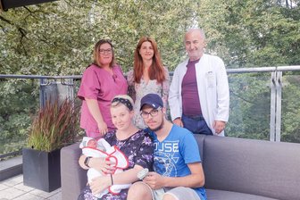 Alles auf Sieben: Schnapszahl-Geburt im Krankenhaus Chemnitz-Rabenstein - Die leitende Hebamme Claudia Hösel, Krankenhaus-Geschäftsführerin Diana Lohmann und der Leiter der Geburtshilfe Dr. Gunter Leichsenring (hinten v.l.n.r.) beim Fototermin mit Familie Schwarz und ihrem Baby Dean-Maxim.