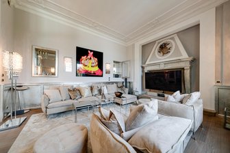 Alles aus der Benko-Villa kann jetzt ersteigert werden: So luxuriös wohnte der Ex-Galeria-Eigner - Kunstwerke, Luxusmöbel und ein riesiger Fernseher: Aus der Villa am Gardasee, die Familie Benko bewohnt hatte, steht alles zum Verkauf.
