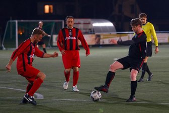 „Alles aus Freude am Fußball“: Das war die erste Punktspielsaison der Alten Herren des Oberlungwitzer SV - Im Flutlicht-Heimspiel gegen den späteren Meister Ifa Chemnitz waren Marcel Ranglack (am Ball) und der OSV beim 0:5 chancenlos.
