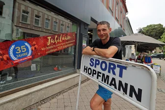 Alles begann in einer Garage: Bei vogtländischem Sporthändler stehen Sport-Asse hinter dem Ladentisch - Franz Hopfmann stieg vor 19 Jahren ins Sportgeschäft seines Vaters ein. Vor 35 Jahren eröffnete der Senior-Chef den Laden an der Falkensteiner Schloßstraße.