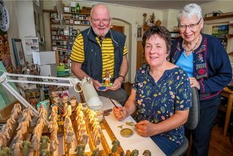 Alles begann mit einem Räuchermann-Foto: Ehepaar versorgt Schweizer mit erzgebirgischer Holzkunst - Ruth (r.) und Roland Paul sehen sich bei ihrem Aufenthalt in Seiffen auch bei Holzspielzeugmachermeisterin Gitta Kreißl nach Neuheiten um.