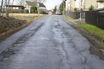 Alles bereit für Straßenbau in Schöneck: Am Mühlberg rollen bald die Bagger an - Die Straße am Mühlberg in Schöneck war die längste Zeit in diesem schrecklichen Zustand.