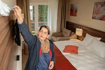Alles bereit im neuen Hotel Schwarzbachtal - Chefin der Frauen vom Housekeeping ist Monika Stark. Sie schaut nocheinmal nach, ob in den Zimmern alles für die Gäste vorbereitet ist.