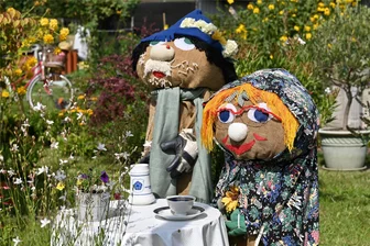 Alles bereit zum 666. Geburtstag: Dorf bei Penig hat sich herausgeputzt - Am Wochenende wird in Tauscha groß gefeiert. Auf das Sommerfest am Dorfclub folgt die 666-Jahr-Feier mit Festumzug. An vielen Häusern und aus vielen Gärten grüßen verschiedene Puppen.