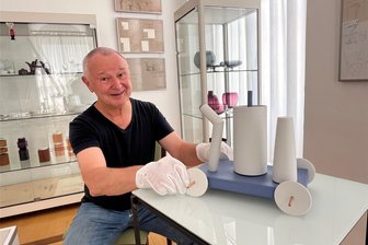 Alles dreht sich um Gefäße: Renommierter Gestalter stellt in Geburtsstadt Reichenbach aus - Kunst mit Augenzwinkern: Hubert Kittel mit dem aus Spaß entstandenen Mobilé „Während der Fahrt kein Ausschank“.