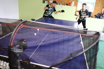 Alles dreht sich um kleinen Ball - Leon und Lenny Schubert (r.) trainieren wann immer sie können - oft gemeinsam in der umfunktionierten Garage am Ballautomaten. 