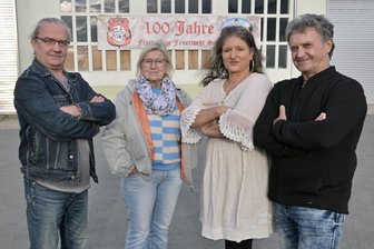 „Alles ein bisschen mysteriös“: Rätselhafter Geruch in Schönfels – Anwohner fordern Antworten - Schönfelser Anwohner verlangen Aufklärung, was es mit den Geruchsemissionen auf sich hat (v. l.): Jens Volkmer, Christine Glück, Ines Volmer und Mario Thormeyer.