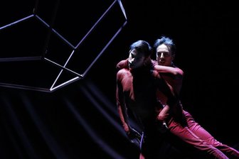 Alles fließt: Leipziger Ballett glänzt mit neuem Ballettabend - "Panta Rhei« von Mario Schröder, der letzte Teil des neuen Ballettabends, mit Alessandro Repellini und Facundo Luqui.