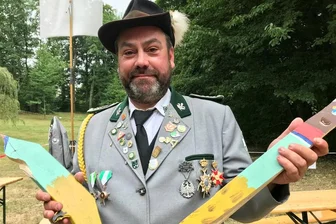 Alles für Hainichen: König, Kaiser, Osterhase und Weihnachtsmann in einer Person - Lars Hermann hat am Sonntag zum Parkfest in Hainichen beim Königsschießen den entscheidenden Treffer gesetzt.