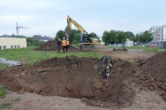 Das ausgehobene Loch am Sonntagfrüh - hier verbarg sich eine alte Wasserleitung im Boden statt einer Bombe.