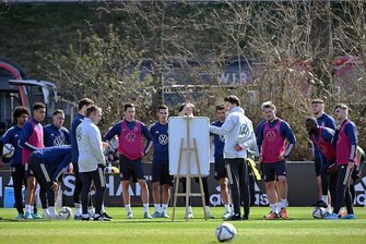 Alles hört auf sächsische Kommandos: ein wichtiges Jahr für Co-Trainer Danny Röhl - Der Assistent spricht und alle hören zu - inklusive Bundestrainer. Danny Röhl (rechts an der Tafel) gab bei der ersten Trainingseinheit der Nationalmannschaft am Dienstag dieser Woche die Trainingsinhalte vor. Seit Sommer vergangenen Jahres ist der gebürtige Zwickauer einer der Assistenten von Bundestrainer Hansi Flick (7. von links).