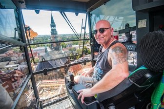 Alles im Blick: Zu Besuch beim Mann mit dem höchsten Arbeitsplatz in der Zwickauer City - Kranführer Sören Härtel an seinem Arbeitsplatz in 50 Metern Höhe auf der Baustelle am ehemaligen Schocken-Kaufhaus in Zwickau.