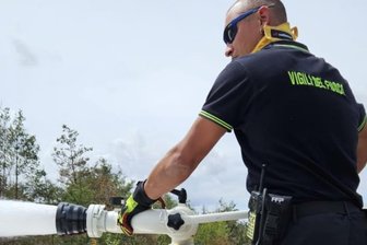 „Alles ist nur noch schwarz und tot“: Feuerwehren aus dem Raum Rochlitz erneut in der Gohrischheide im Einsatz - Den Feuerwehrmännern ist nur ein Löschen aus der Distanz möglich.