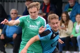 "Alles ist unbefriedigend für alle Beteiligten" - Auf rassige Zweikämpfe in Punktspielen wie hier zwischen Irfersgrüns Tobias Günther (links) und Kottengrüns Carlos Bardtenschlager müssen die Fans des Kreisfußballs noch einige Zeit warten. Die Vereine aus dem Vogtland haben sich einstimmig gegen einen Spielbetrieb unter 2G-Bedingungen ausgesprochen. Freundschaftsspiele können aber stattfinden.